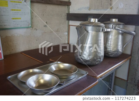 昭和時期小學使用的復古奶壺和學校午餐餐具 昭和時期小學使用的復古奶壺和學校午餐餐具 117274223
