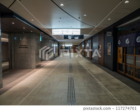 安靜的地下商場-週末東京大手町的辦公大樓 安靜的地下商場-週末東京大手町的辦公大樓 117274701