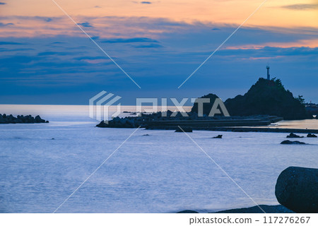 [弁天岩]能生海岸的黎明[糸魚川市] 117276267