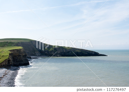 位於南威爾斯郊區的礫石海岸線和因海水侵蝕而變成懸崖的海灣。 117276497