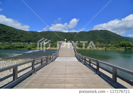 日本三大奇橋之一的錦帶橋,從錦帶橋上眺望的景色 日本三大奇橋之一的錦帶橋,從錦帶橋上眺望的景色 117276721