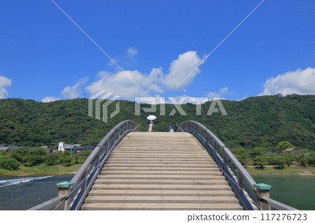 日本三大奇橋之一的錦帶橋,從錦帶橋上眺望的景色 日本三大奇橋之一的錦帶橋,從錦帶橋上眺望的景色 117276723