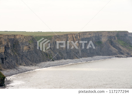 位於南威爾斯郊區，擁有碎石海岸線和懸崖，俯瞰被海水侵蝕的地層。 117277294
