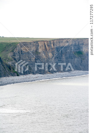 位於南威爾斯郊區，擁有碎石海岸線和懸崖，俯瞰被海水侵蝕的地層。 117277295