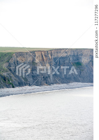 位於南威爾斯郊區，擁有碎石海岸線和懸崖，俯瞰被海水侵蝕的地層。 117277296