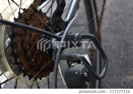 The bike chain is rusty The bike chain is rusty 117277318