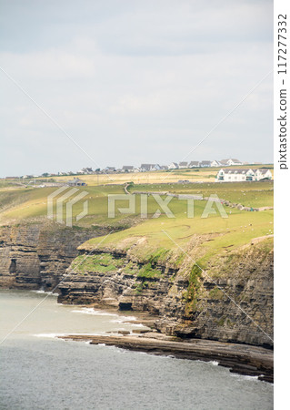 A coastline of gravel and a cove with cliffs formed by seawater erosion. On the outskirts of South Wales. 117277332
