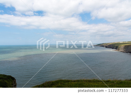 位於南威爾斯郊區的礫石海岸線和因海水侵蝕而變成懸崖的海灣。 117277333