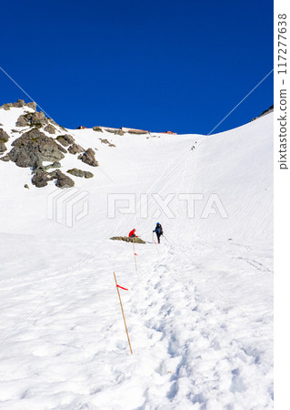 初夏，尚有積雪的北阿爾卑斯山，攀登矢鹿山的山間小屋和雪谷的痕跡。 117277638