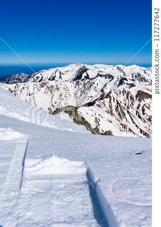 初夏的雪季,攀登北阿爾卑斯山的矢鹿山,從矢鹿山的山間小屋眺望雙六山。 初夏的雪季,攀登北阿爾卑斯山的矢鹿山,從矢鹿山的山間小屋眺望雙六山。 117277642