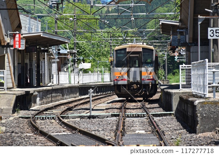 停靠南小谷站的列車 停靠南小谷站的列車 117277718