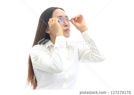 A Japanese woman wearing glasses 117278178