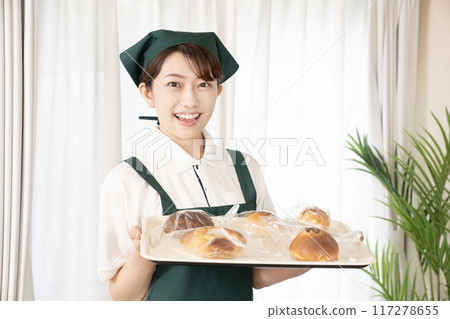 麵包店女員工新鮮出爐的麵包 麵包店女員工新鮮出爐的麵包 117278655