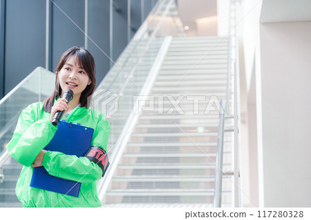 活動工作人員微笑指導 活動工作人員微笑指導 117280328