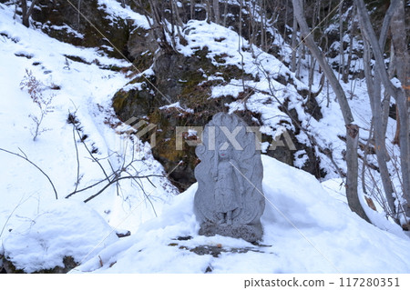 冬天石頭菩薩 117280351
