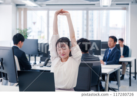 因長時間伏案工作而疲憊不堪的女商人 因長時間伏案工作而疲憊不堪的女商人 117280726