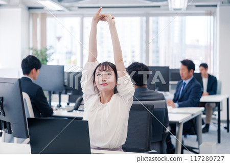 因長時間伏案工作而疲憊不堪的女商人 117280727