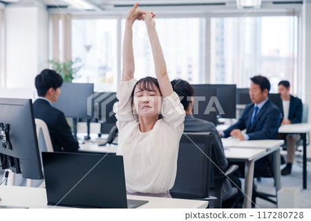 因長時間伏案工作而疲憊不堪的女商人 因長時間伏案工作而疲憊不堪的女商人 117280728