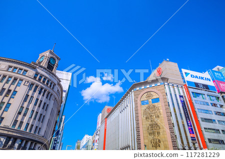 東京城市景觀在日本銀座，東京。 （熙熙攘攘的城市…冠狀病毒大流行之前的場景）…邁向希望的時代=8月9日 117281229