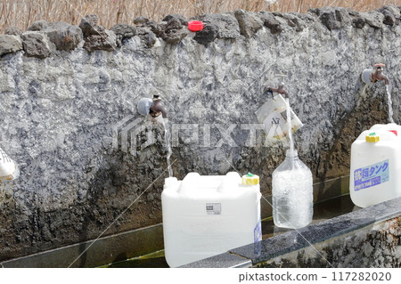Water drawing station (Fujiyoshida City, Yamanashi Prefecture) 117282020