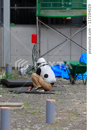 A person working at a construction site 117284029