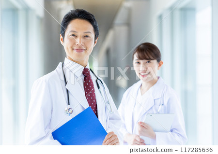 Medical team men and women Medical team men and women 117285636