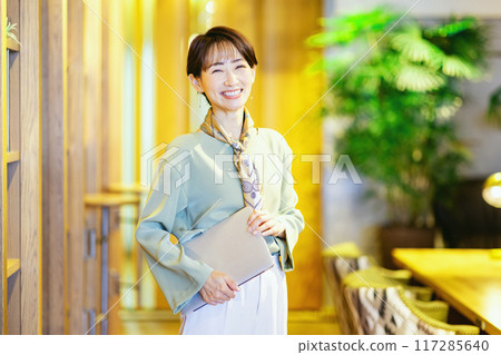 Women working in a cafe Cooperation: PARK6 powered by bondolfi boncaffe 117285640