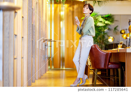 Women working in a cafe Cooperation: PARK6 powered by bondolfi boncaffe 117285641