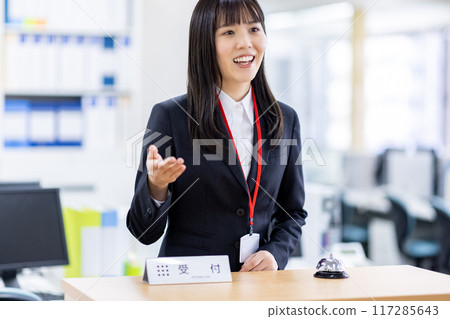 站在商店的年輕女子 117285643