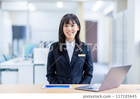 Image of consulting a woman in a suit at the reception 117285645