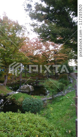 被秋葉包圍的花園 被秋葉包圍的花園 117285920
