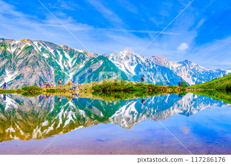 八方池中倒映的白馬山脈 117286176