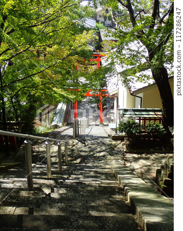 由賀神社位於奈良縣奈良市高畠町的由賀山,是在首都遷往平城時從飛鳥市的卡納比遷來的。 由賀神社位於奈良縣奈良市高畠町的由賀山,是在首都遷往平城時從飛鳥市的卡納比遷來的。 117286247