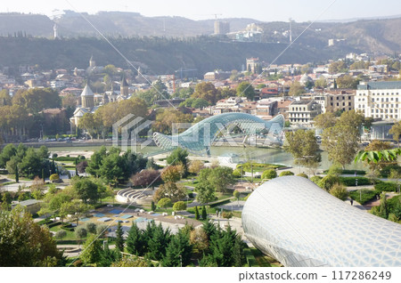 格魯吉亞第比利斯,時尚標誌地標,變形精美的綠色和平橋 格魯吉亞第比利斯,時尚標誌地標,變形精美的綠色和平橋 117286249