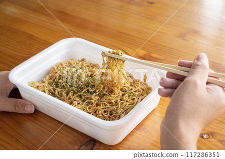 吃即食炒麵 117286351