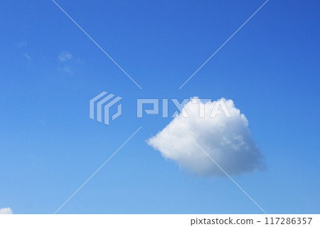 漂浮在藍天上的雲彩 漂浮在藍天上的雲彩 117286357