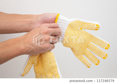 Wear non-slip work gloves 117286579
