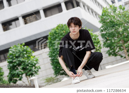 連接鞋帶的男士 117286634