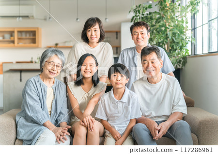 微笑三代家庭（男女老少，兩戶人家） 117286961