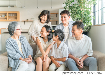 三代家庭在家沙發上聚會 117286962