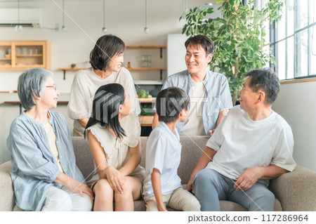 三代家庭在家沙發上聚會 三代家庭在家沙發上聚會 117286964
