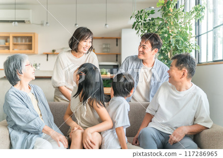 Three-generation family family gathering on the sofa at home Three-generation family family gathering on the sofa at home 117286965