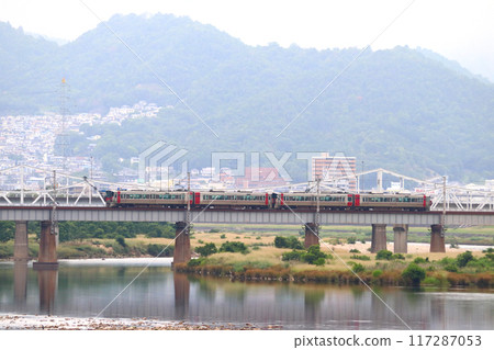 跨越太田川的神部線227系列（4節車廂：廣島⇔龜山亞藝） 117287053