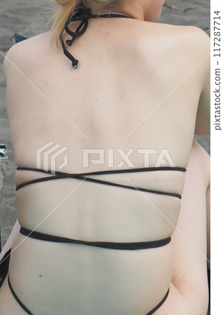 海灘背部風格,繫帶微比基尼女孩 海灘背部風格,繫帶微比基尼女孩 117287714