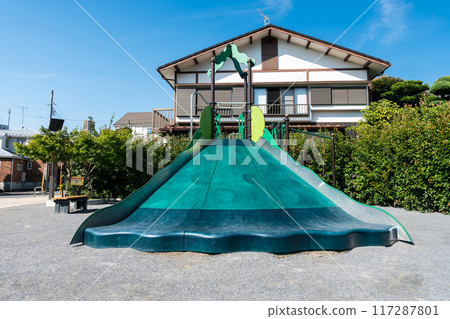 東京三鷹市中原紅葉防災公園,玩滑梯,京王線杜鵑丘站北口,藍色的夏日天空 東京三鷹市中原紅葉防災公園,玩滑梯,京王線杜鵑丘站北口,藍色的夏日天空 117287801