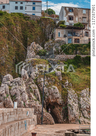 Entrance to secret a small stone beach by the sea, framed by the rock 117287901