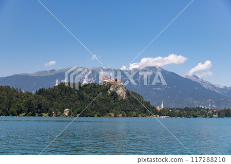 從斯洛維尼亞湖上看布萊德城堡 117288210