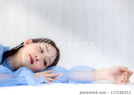 年輕女子躺著美麗 117288352