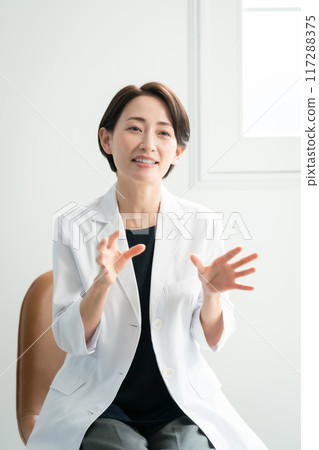 Woman in white coat counseling face-to-face Woman in white coat counseling face-to-face 117288375