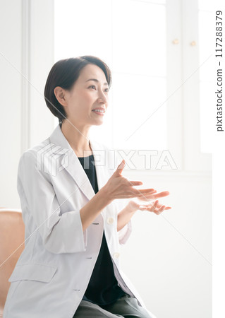 穿著白大褂的女人面對面諮詢 117288379